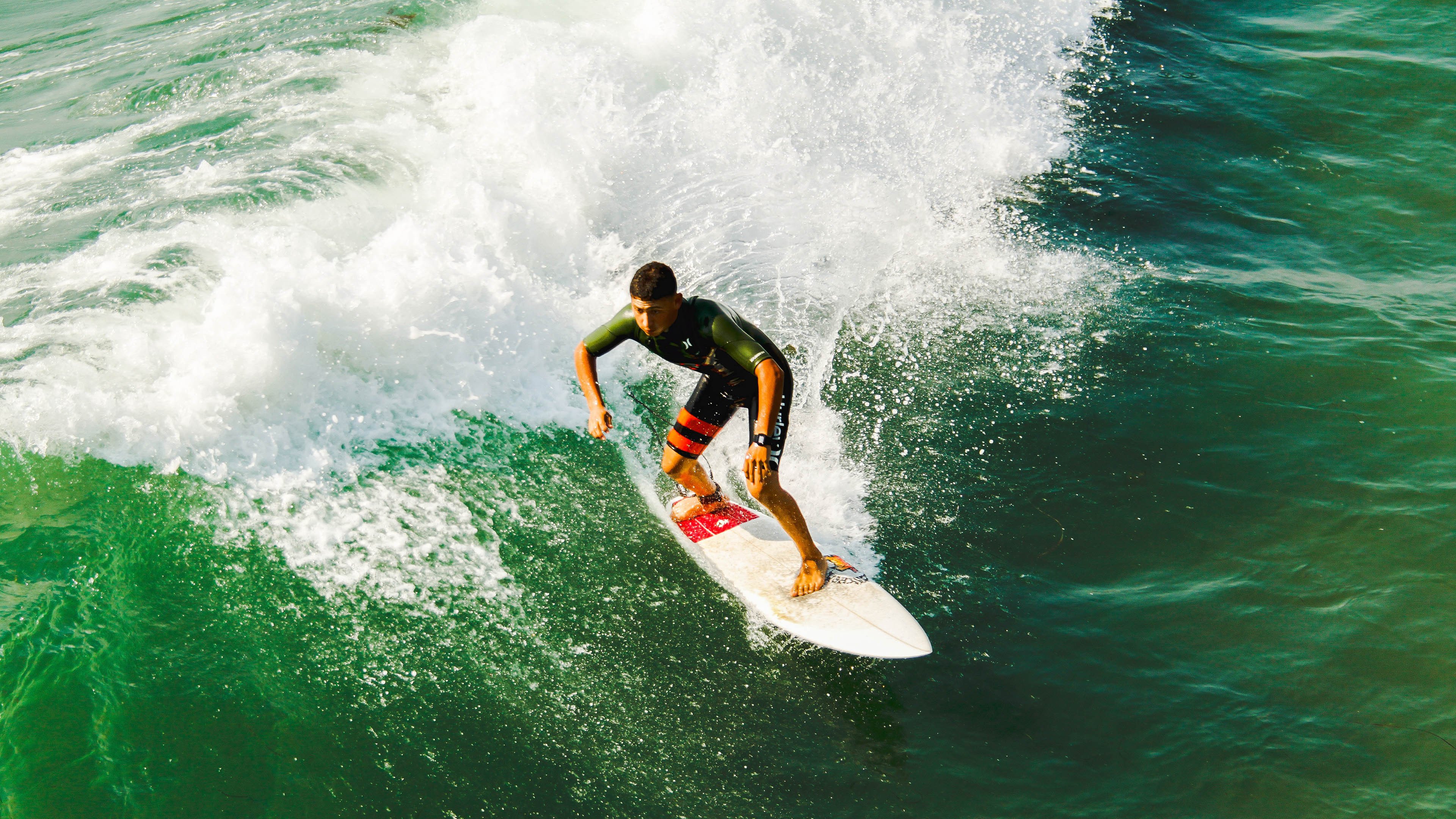 勇士力克太阳，库里手感火热穆迪全面开花，勇士力克尼克斯 库里37分